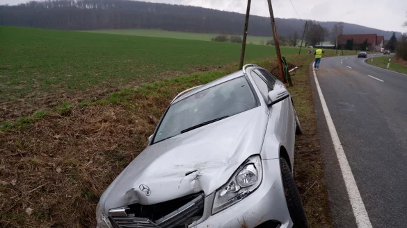 Zuletzt kam es am 12. Februar zu einem Unfall an der B1. Im Hintergrund ist die betreffende Kurve zu sehen, in der nun das Tempolimit gesenkt werden soll. - &copy; Archivfoto: Lorraine Brinkmann