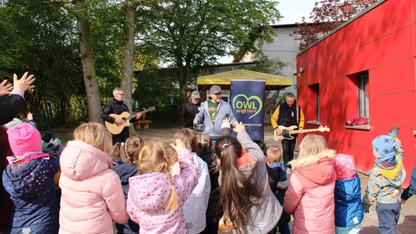 Die Kinderrockband "Randale" hat in der Kindertagesstätte Hörstmar sowie drei weiteren lippischen Kitas ein Gratis-Konzert gespielt. - © Chiara Wibbeke