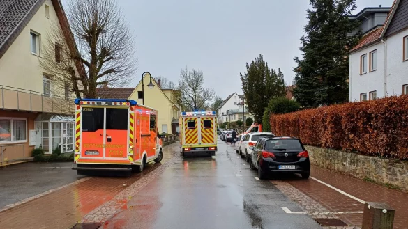 Feuerwehr und Rettungsdienst sind in der Brunnenstra&szlig;e im Einsatz. - &copy; Feuerwehr Horn-Bad Meinberg