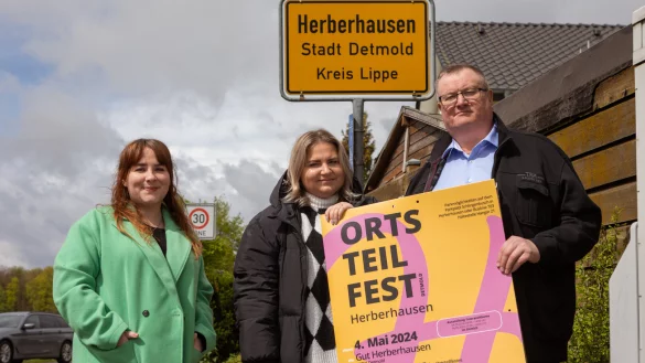 Kathrin Prill, Koordinatorin f&uuml;r das Ehrenamt bei der Stadt Detmold (von links), Kristina Bogomolov (Haus der Kirche) und Ortsb&uuml;rgermeister Andreas Rempel freuen sich schon auf das zweite Detmolder Ortsteilfest. Gemeinsam mit vielen Vereinen, Organisationen und Gruppen aus Herberhausen und anderen Teilen der Stadt haben sie ein vielseitiges Programm auf die Beine gestellt. - &copy; Torben Gocke