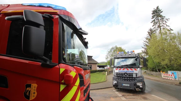 Mit einem Spezialfahrzeug aus Bielefeld wird die Mittelstra&szlig;e in Spork ges&auml;ubert. - &copy; Jens Rademacher