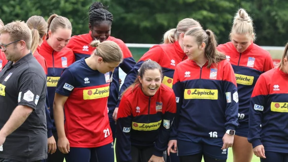 Auch beim Trainingsauftakt gibt es was zu lachen: Blombergs Rechtsau&szlig;en Lisa Rajes inmitten ihrer Teamkameradinnen der HSG Blomberg-Lippe. - &copy; Oliver K&ouml;nig