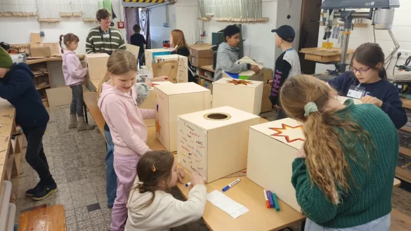 In der Instrumentenbauwerkstatt haben Sch&uuml;ler in den drei Tagen insgesamt 22 Cajons gebaut. - &copy; Kulturstellwerk Nordlippe