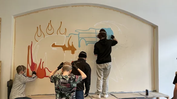 Die Jugendlichen bringen im Jugendtreff ihr Design auf die Wand. - © SOS-Kinderdorf Lippe