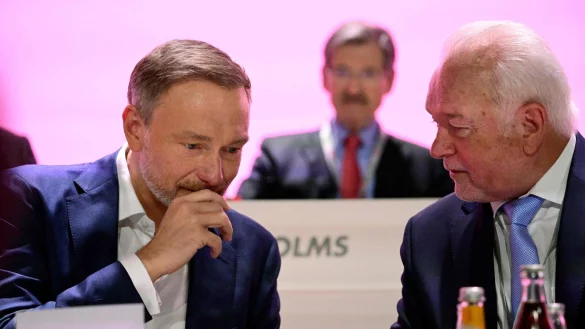 FDP-Chef Christian Lindner mit Parteivize Wolfgang Kubicki auf dem Parteitag in Berlin. - &copy; AFP or licensors