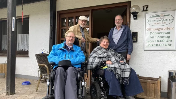 Michael Klo&szlig;, G&uuml;nter Till, Marianne Sieweke und Ralf Mikus (von links) zeigen die T&uuml;r zum Landhaus Blumengarten, die nach innen aufgeht. - &copy; Cordula Gr&ouml;ne