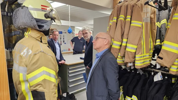 Im Dachgeschoss der Hauptwache befindet sich die Kleiderkammer der Feuerwehr Lage. Fachbereichsleiter Frank Rayczik (rechts), Ausschussvorsitzender Klaus Hansen (links) und Gerd Bicker (Gr&uuml;ne, Zweiter von rechts) stellen Fragen an den Leiter der Feuerwehr, Benjamin Brinkmeyer. - &copy; Astrid Sewing