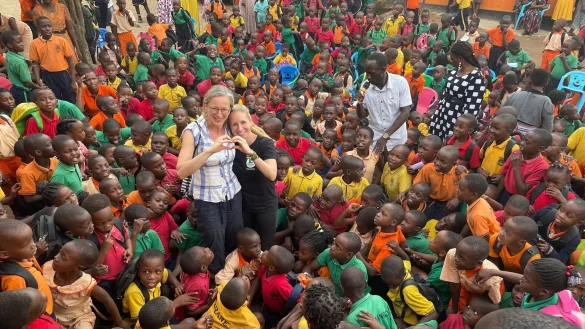 Die Detmolderin Daniela Bierhenke (rechts) hat mit Freunden eine Reise nach Uganda unternommen - und mit ihrem Engagement dort unz&auml;hlige Kinderaugen zum Leuchten gebracht. - &copy; Fotorechte: Daniela Bierhenke