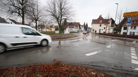 Der Kreisverkehr in B&ouml;singfeld soll schon lange neu gemacht werden. - &copy; Archivfoto: Jens Rademacher