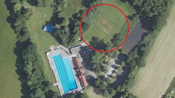 Auf der markierten Wiese nord&ouml;stlich des Schl&auml;nger Freibads soll eine Outdoor- und Bewegungsfl&auml;che entstehen. Daf&uuml;r bekommt die Gemeinde F&ouml;rdergelder. - &copy; Geodaten NRW