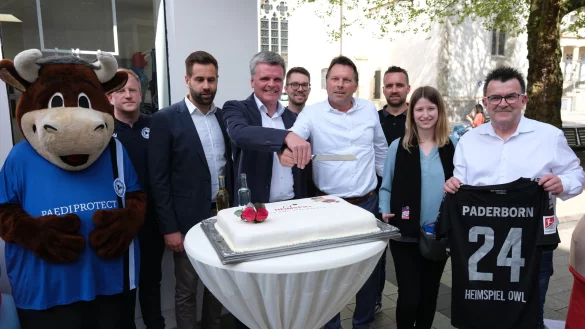 Heimspiel im "Heimspiel": (von links) Marc-Oliver Schuster und Nico Luft (Arminia Bielefeld). Dirk Mahlitz (Stadtsportverband), Steffen Tegeler (TBV Lemgo), B&uuml;rgermeister Frank Hilker, Andreas Sukop (TBV Lemgo), Franziska Rautauoma (Gesch&auml;ftsf&uuml;hrerin HSG Blomberg), Martin Hornberger (Gesch&auml;ftsf&uuml;hrer SC Paderborn 07). - &copy; Sven Koch