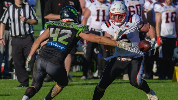 Felix Freudenberg (rechts) von den White Hawks setzt im zum Lauf an, eine Szene aus der vergangenen Saison im Spiel gegen Lippstadt. - &copy; Egon Penner