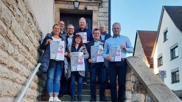B&uuml;rgermeister Borris Ortmeier (Dritter von links) und K&auml;mmerer Uwe Sch&uuml;nemann (rechts) zeigen mit Vertretern und Vertreterinnen der verschiedenen Fraktionen das Programm, das die Stadt ausgearbeitet hat. - &copy; Lorraine Brinkmann