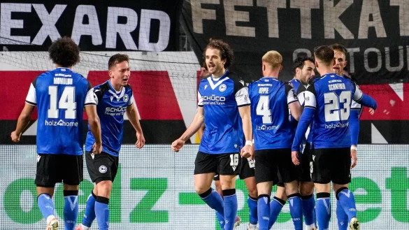Die Spieler von Arminia Bielefeld jubeln &uuml;ber das Tor zum 2:1. - &copy; IMAGO/foto2press
