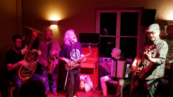 Buschmusik der Bl&auml;ser-Combo. Hei&szlig;e Rhythmen lassen die Offene B&uuml;hne ausklingen. - &copy; Thomas Kr&uuml;gler