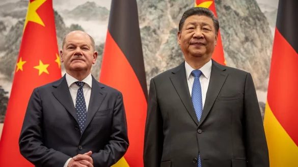 Bundeskanzler Olaf Scholz (SPD) wird von Xi Jinping, Staatspr&auml;sident von China, im Staatsg&auml;stehaus empfangen. Der Besuch bei Xi ist der H&ouml;hepunkt der dreit&auml;gigen Reise von Scholz durch China. - &copy; dpa/Michael Kappeler