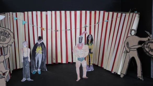 Das B&uuml;hnenbild ist einer Jahrmarkt- und Schaub&uuml;hnenszene nachempfunden. - &copy; Sven Koch