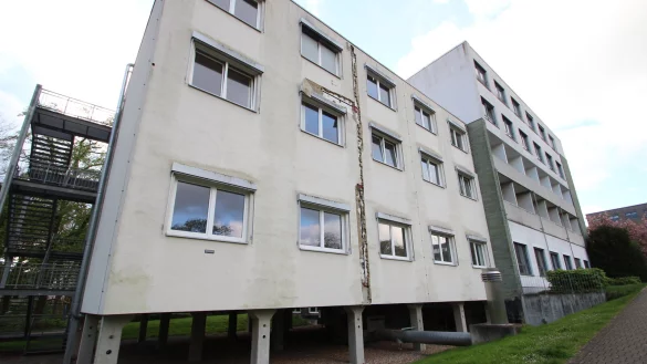 Mitte Januar 2023 hatte es in diesem Bauteil des Krankenhauses Lemgo gebrannt. Das Klinikum Lippe hat von Neubauplänen zunächst Abschied genommen und plant die provisorische Wiederinbetriebnahme der Station. - © Jens Rademacher