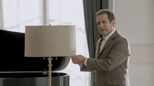 Erst in diesem Jahr ist die deutsche Version des Films "Mr. Monks Last Case: A Monk Movie." aus dem Jahr 2023 erschienen. Er kann bei MagentaTV gestreamt werden. Jahre nach Ende der Serie kehrt der Ermittler Adrian Monk (Tony Shalhoub) darin zur&uuml;ck. - &copy; picture alliance / ASSOCIATED PRESS | Uncredited