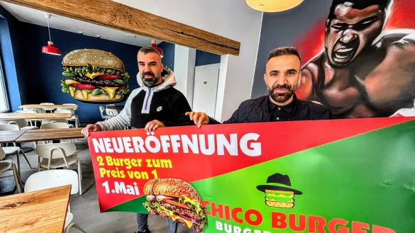 Burhan (links) und Haydar Yilmaz betreiben ab dem 1. Mai „Chico Burger“ an der Detmolder Straße. Im Gegensatz zum Vorgänger haben sie auch reichlich Tische und Stühle aufgestellt. Foto: Eike J. Horstmann - © Eike J. Horstmann