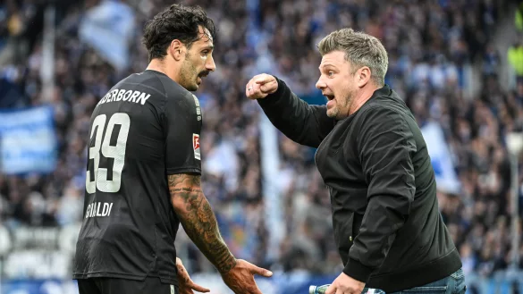 SCP-Trainer Lukas Kwasniok (r., hier im Austausch mit St&uuml;rmer Adriano Grimaldi) ist ein Fan von positiver Best&auml;rkung in Krisenzeiten. - &copy; picture alliance / GES/Markus Gilliar