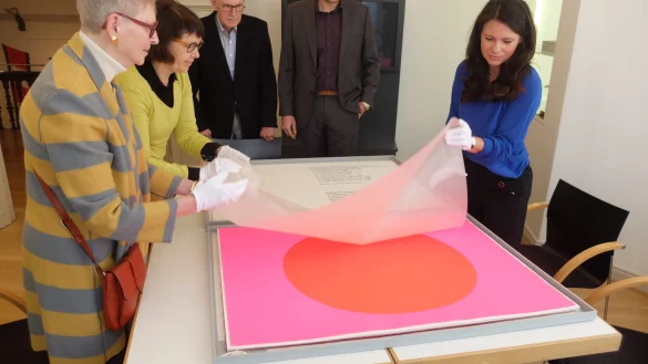 Brigitte Spethmann-Heitlage (links) und Eckhard Heitlage (dritter von links) bei der Übergabe der Kunstwerke an das Kunstmuseum Ahlen. - © Kunstmuseum Ahlen