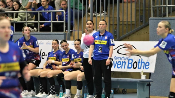 Co-Trainerin Melanie Veith unterst&uuml;tzte Blombergs Chefcoach Ruben Vo&szlig;hans im Spiel gegen Garrel tatkr&auml;ftig. - &copy; Oliver K&ouml;nig