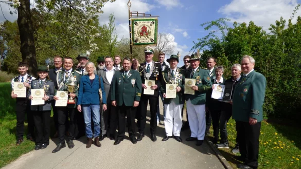 Die siegreichen Sch&uuml;tzen mit G&auml;sten aus Politik, Wirtschaft und dem Vorstand vom Sch&uuml;tzenkreis Lippe nach dem erfolgreichen Wettkampf. - &copy; Peter Radszuweit