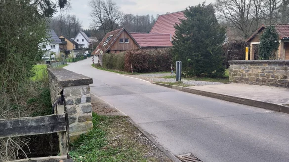 Den Erhalt und Bau der Kreisstra&szlig;en, wie hier die Wilberger Stra&szlig;e am Ortseingang Wilberg, hat der Kreis Lippe an das Unternehmen Eiffage abgegeben. - &copy; SPD