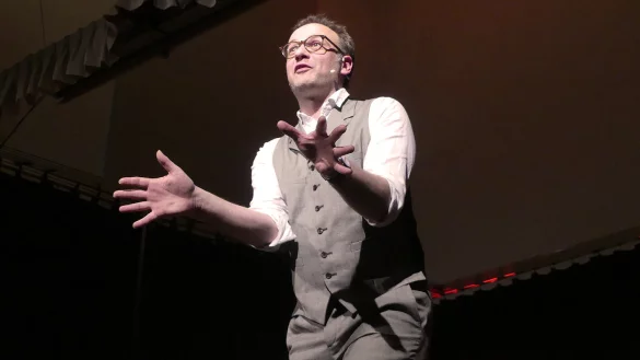 Auf Hildebrandts Spuren: Ren&eacute; Sydow bringt die Dinge mit Wortwitz auf den Punkt. - &copy; Rudi Rudolph