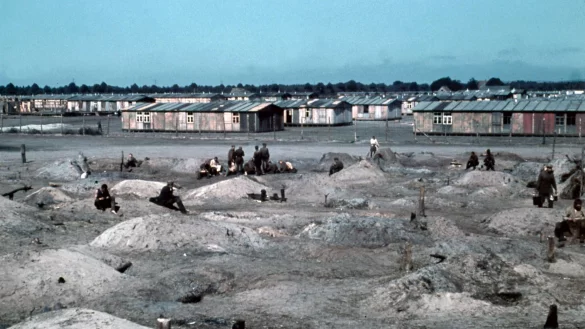 Das Kriegsgefangenenlager Stalag (Stammlager) 326 existierte auf dem Gel&auml;nde der heutigen Polizeischule zwischen H&ouml;velhof und Stukenbrock-Senne. Auf dem Foto von 1941 sind Erdh&ouml;hlen und das fast fertige Kriegsgefangenenlager zu sehen. - &copy; LWL-Medienzentrum f&uuml;r Westfalen