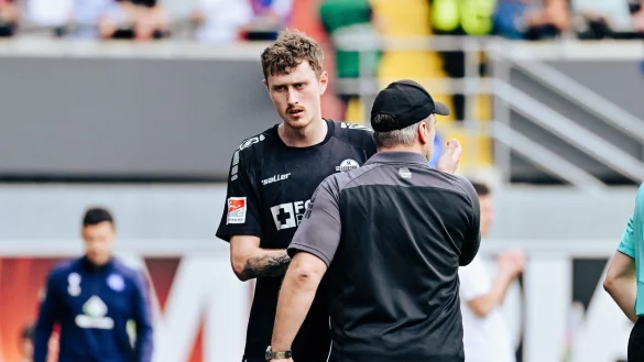 Abwehrspieler Calvin Brackelmann (hier mit SCP-Trainer Lukas Kwasniok) bleibt Paderborn noch l&auml;nger erhalten. - &copy; BESIM MAZHIQI
