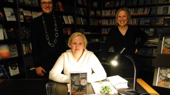 Freuen sich &uuml;ber eine erfolgreiche Lesung in der Buchhandlung "Kafka und Co.": (von links) Buchh&auml;ndlerin Doris B&ouml;deker, Buchautorin Anne Rabe und Marlen Dettmar vom "Literaturb&uuml;ro OWL". - &copy; Hajo G&auml;rtner