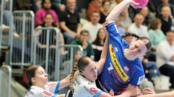 Blombergs Line Ida Pickert l&auml;sst sich durch die G&auml;steabwehr nicht irritieren, zieht ab und erzielt einen ihrer insgesamt neun Treffer. - &copy; Oliver K&ouml;nig