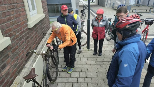 Walter Windt, der Tourleiter des ADFC, fotografiert Details eines Fahrrades, das in Lage von der Firma Windt gebaut wurde. Stadtarchivar Lars Sonnenberg (Zweiter von rechts) liefert historische Details dazu. Allerdings gibt es wenig Material im Archiv zur Firma Windt. - &copy; Astrid Sewing