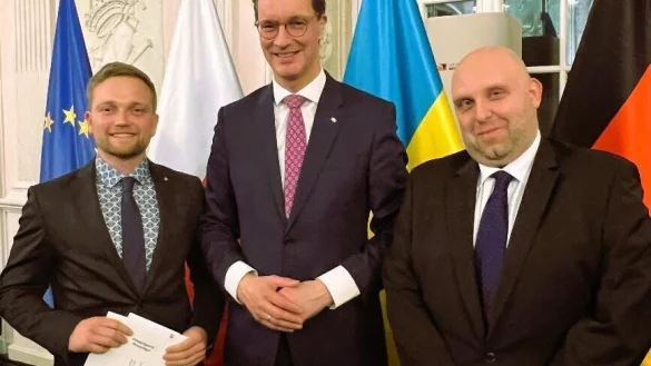 Ministerpr&auml;sident Hendrik W&uuml;st (Mitte) &uuml;berreichte den Projektkoordintoren Matthias Kulla (links) und Christoph Colberg den Richeza-Preis. - &copy; Land NRW/Ralph Sondermann