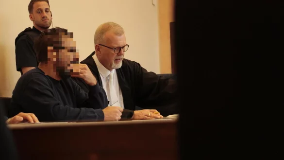 Der wegen eines schweren Raub&uuml;berfalls angeklagte Salzufler (44) ist in der Hauptverhandlung gest&auml;ndig. Sein Veteidiger Johannes Salmen aus Lage gibt zu Prozessbeginn eine Erkl&auml;rung f&uuml;r ihn ab. - &copy; Janet K&ouml;nig