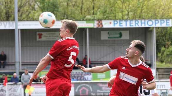 Lipperreihes Marcel Seack und sein Kollege Daniel Wiescholek klären den Ball. - © Oliver König