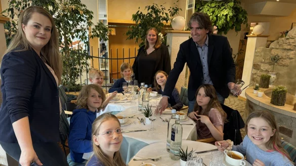 Kurpark Hotel-Chefin Swetlana Lenger, OGS-Leiterin Mareen H&ouml;lscher sowie Coach Tobias Forth (von links) sind stolz, wie gut die Kinder die erlernten Tischmanieren umsetzen k&ouml;nnen. - &copy; Sandra Castrup