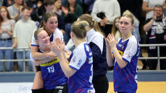 Milena Stürnburg (links) wird von Lisa Rajes und weiteren Teamkameradinnen gefeiert. Dem Blomberger Youngster gelang der erste Bundesligatreffer. - © Paul Cohen