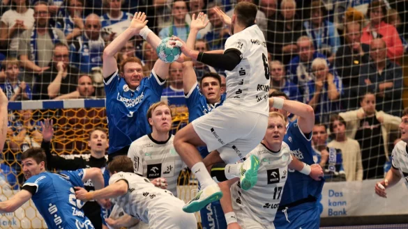 Verdichtung nicht nur bei diesem Freiwurf: Die Lemgoer Lukas Zerbe, Finn Zecher, Nicolai Theilinger, Frederik Simak und Jan Brosch (verdeckt) machten Harald Reinkind und seinen Kieler Kollegen das Torewerfen schwer. - &copy; J&ouml;rg Hagemann