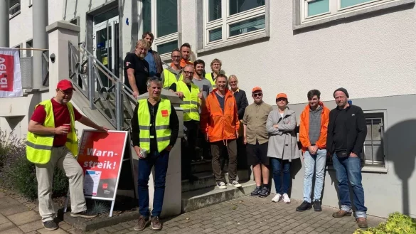 Ein Teil der WDR-Mitarbeitenden in OWL traf sich vor dem Landesstudio an der Lortzingstraße. - © verdi