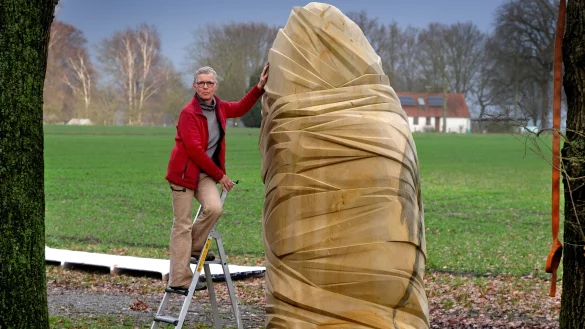 Die K&uuml;nstlerin Marion Pla&szlig;mann mit ihrer Sandsteinskulptur. - &copy; Andreas Fr&uuml;cht