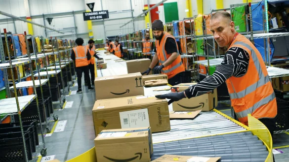 Das Fließband bestimmt den Arbeitsalltag im Amazon-Verteilzentrum. - © Barbara Franke