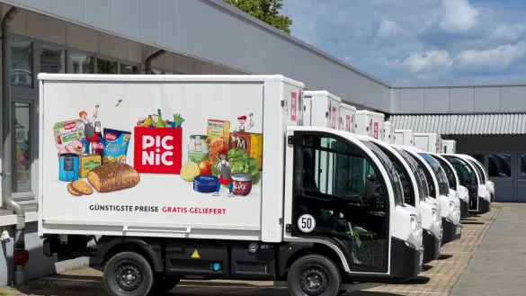 In Reih und Gleid stehen die ersten E-Vans, die extra f&uuml;r "Picnic"-Bed&uuml;rfnisse entworfen wurden, an der Sudbrackstra&szlig;e zum Einsatz bereit. Seit 22. Juni wird ausgeliefert. - &copy; Andreas Zobe