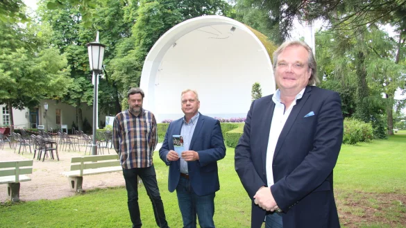 Hans M&uuml;ller-Hisje (von links) und Thorsten Brand von der GesUndTourismus Horn-Bad Meinberg GmbH sowie Dirk Klapsing, Intendant der Musiklandschaft Westfalen, verweisen auf das erste gro&szlig;e Konzert im Rahmen der Veranstaltungsreihe, das m&ouml;glichst an der Musikmuschel stattfinden soll. - &copy; Cordula Gr&ouml;ne(LZ)
