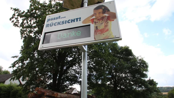 "Danke" sagt das Display (hier in Heidelbeck) demjenigen, der sich an die Geschwindigkeitsbegrenzung h&auml;lt und nicht zu viel L&auml;rm macht. - &copy; Jens Rademacher