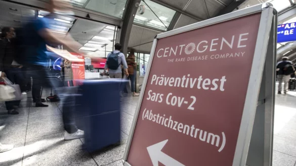 Wer nach dem Urlaub wieder das B&uuml;ro aufsuchen will, muss nachweisen, genesen, getestet oder geimpft zu sein. Das Bild zeigt eine Teststation am Frankfurter Flughafen. - &copy; Boris Roessler/dpa