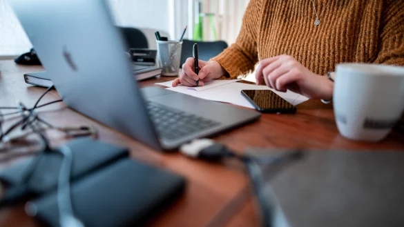 Nach Ende der Homeoffice-Pflicht beordern viele Unternehmen und Beh&ouml;rden in Lippe ihre Mitarbeiter zumindest teilweise zur&uuml;ck ins B&uuml;ro. Viele Arbeitgeber wollen aber weiterhin zum Beispiel mobiles Arbeiten erm&ouml;glichen. - &copy; Fabian Strauch/dpa