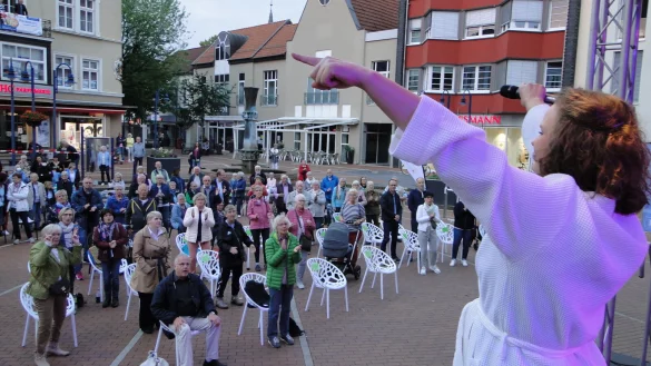 Eva V&ouml;ll, S&auml;ngerin der Gruppe &bdquo;Musical for Event", sang teilweise wie Udo J&uuml;rgens im Bademantel.&nbsp; - &copy; Hajo G&auml;rtner